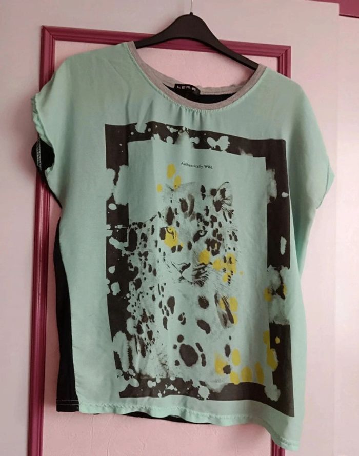 Haut noir vert motif devant Lion T.42