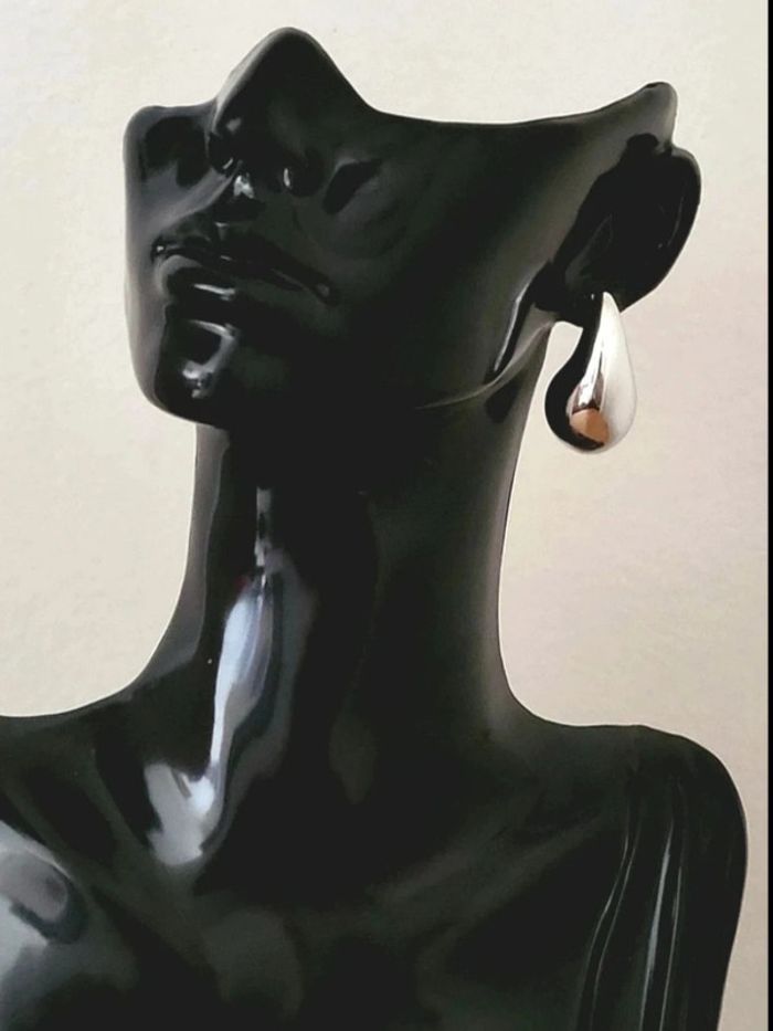 Boucle d’oreille goutte d'eau argentée brillante – bijou minimaliste chic femme – style moderne