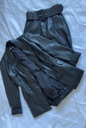 Ensemble tailleur blazer + pantalon ceinturée Zara en similicuir Taille XS/S