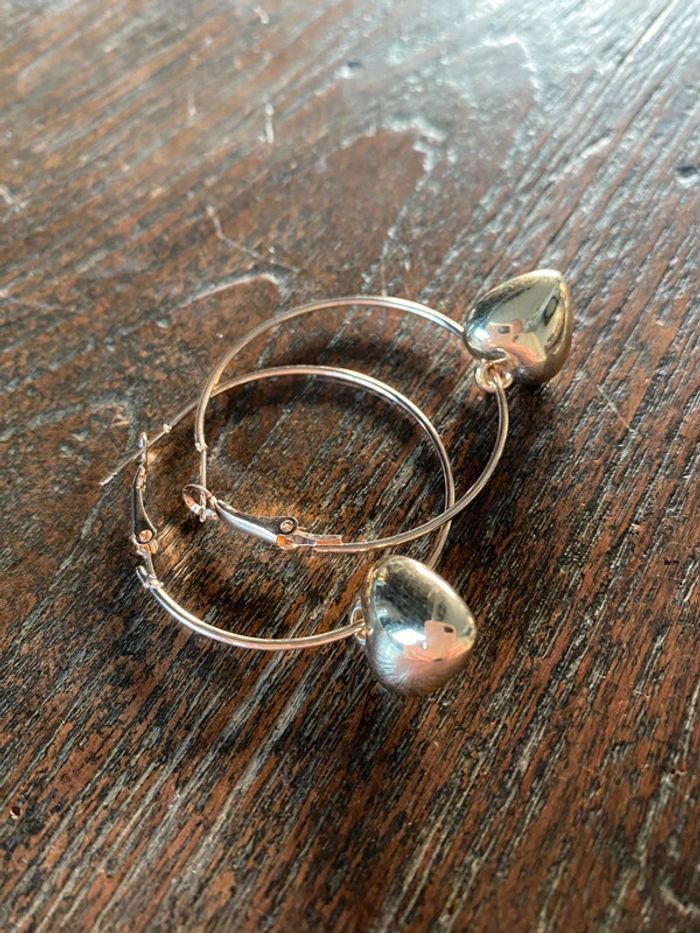 Magnifique paire de boucles d’oreilles avec cœurs - photo numéro 3
