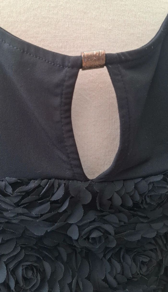 Robe avec fleur en relief - photo numéro 3
