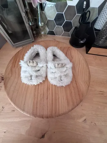 Sublimes paires de chaussons chats blanc et dorée - Tape à l’œil -  P24/25