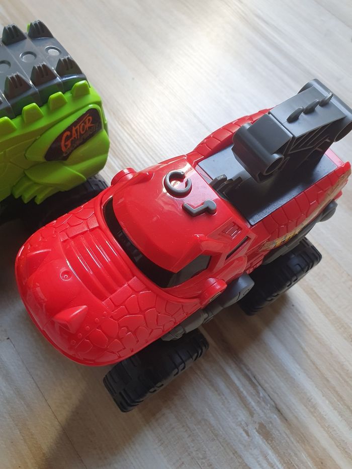 Lot monster truck dinosaure - photo numéro 2