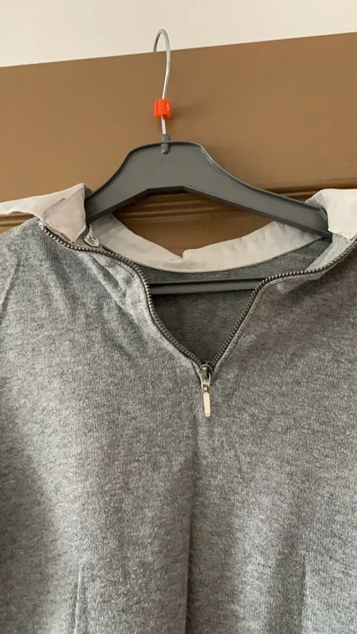 Pull gris à col blanc - photo numéro 3
