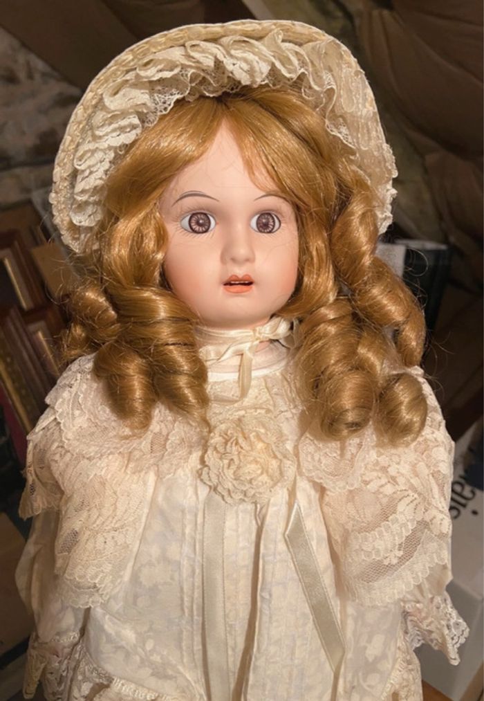 Poupée de collection en porcelaine Amandine de Mundia