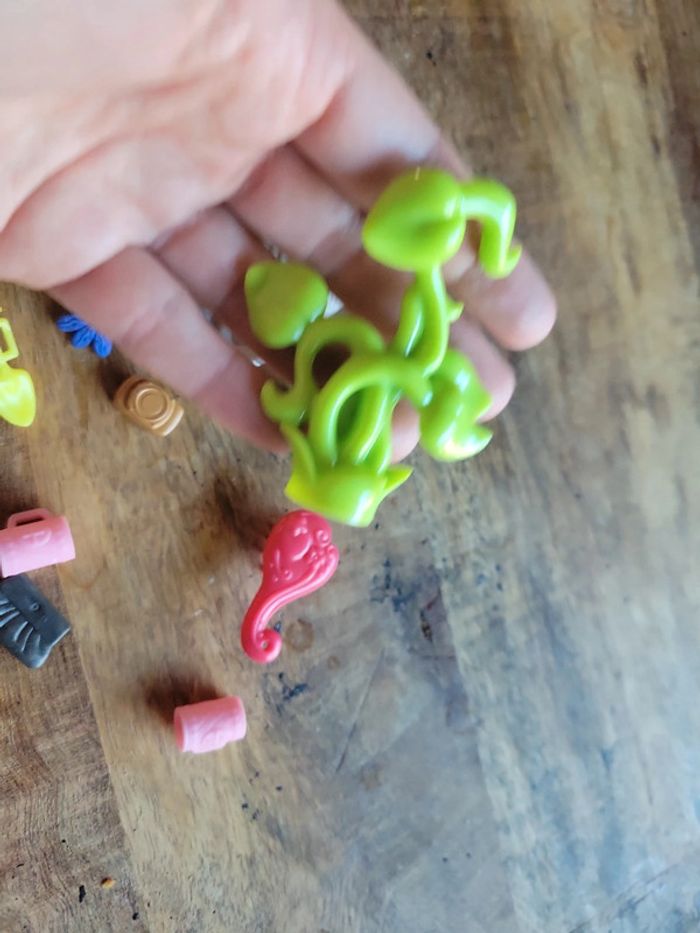 Lot accessoires pour poupée style barbie tenue main - photo numéro 7