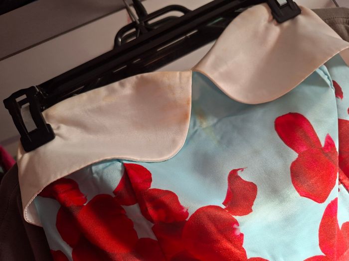 Robe bustier bleue avec pétales rouges - photo numéro 6