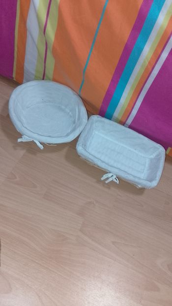 Petit panier en osier avec tissus blanc