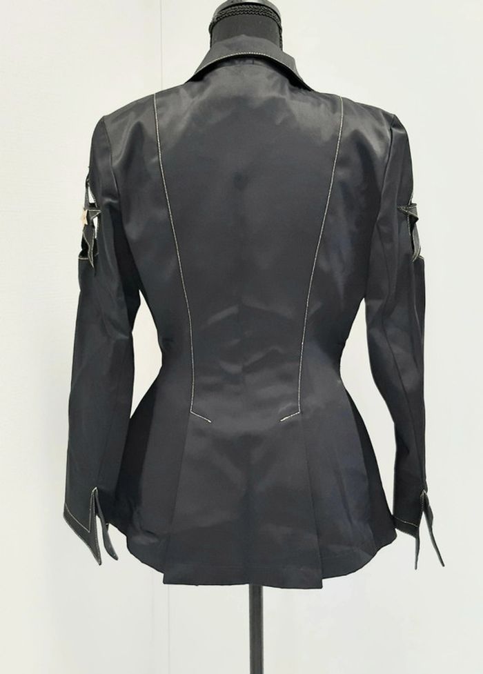 Magnifique veste cintrée La Milliardaire noire avec coutures et boutons dorés - photo numéro 3