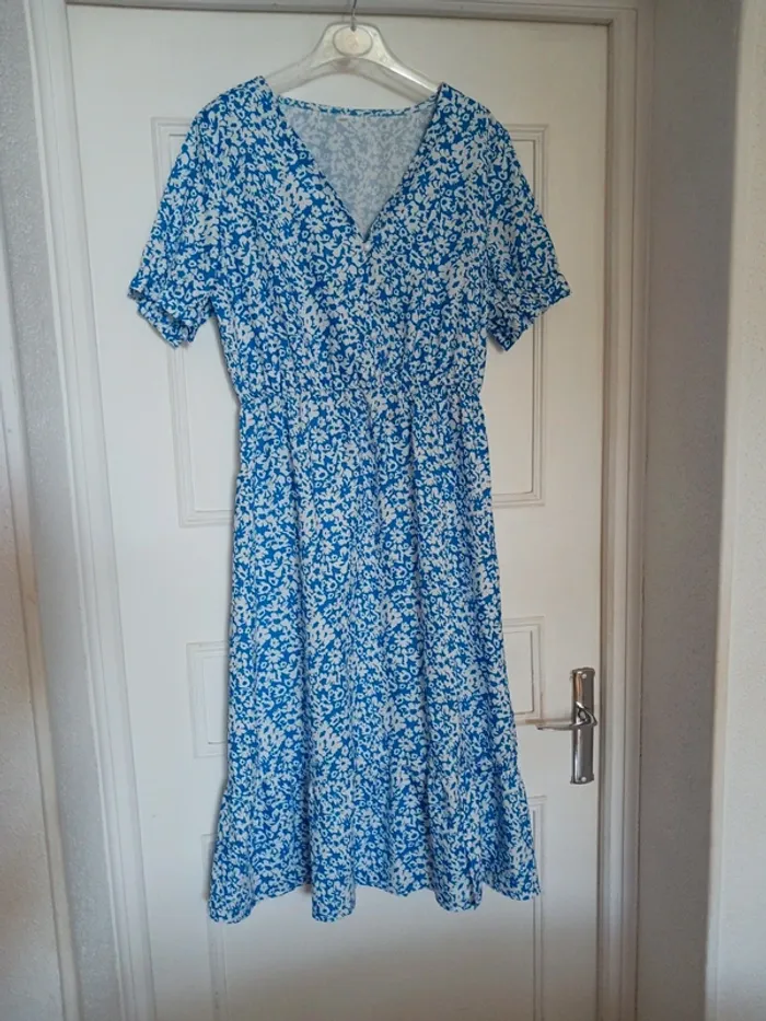 Robe bleu et blanche à fleurs