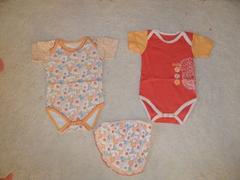 Lot body été + fichu Fille, taille 12 mois