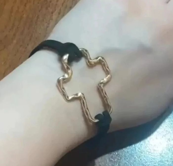 Bracelet cordon, grande croix, style Gothique, noir et doré - photo numéro 2