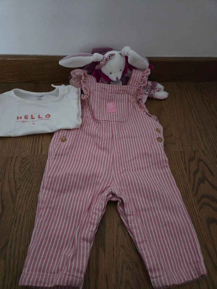 Salopette rose avec ensemble bébé fille