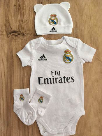 Ensemble bébé thème football – Blanc – Body + Bonnet + Chaussettes