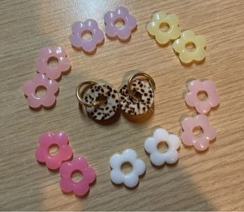 Créoles charms leopard et fleurs