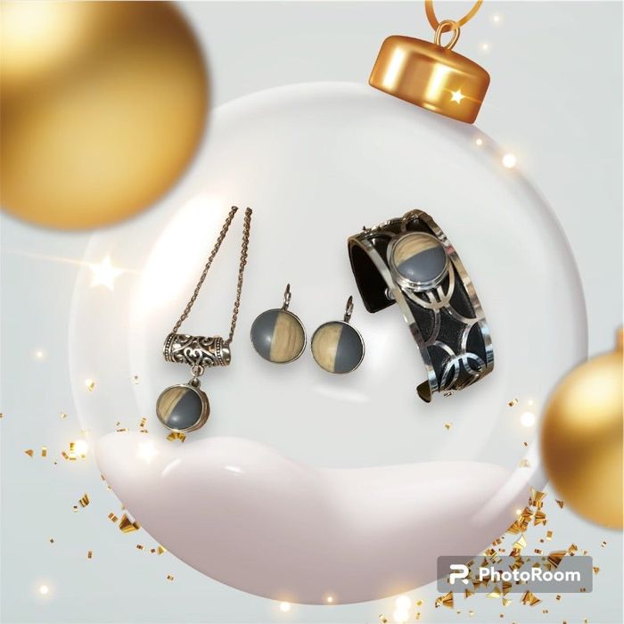 Parure de bijoux boucles d’oreilles, bracelet et collier.