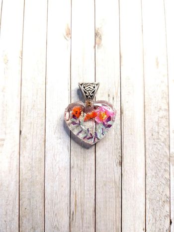 Magnifique petit pendentif cœur en résine