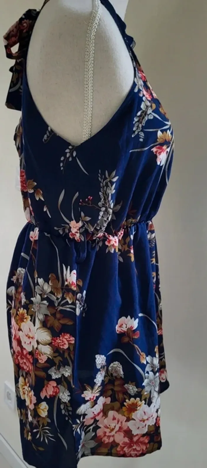 Combishort à fleurs bleu marine et rose kaki Kiabi Taille 36 - photo numéro 2