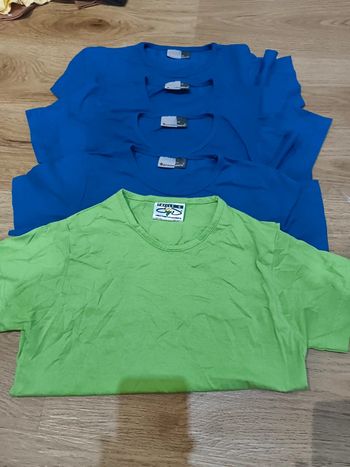 Lot de 5 t shirt unis bleu xs et 1 vert taille S neuf
