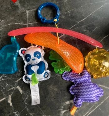 Jouet pour accrocher à la poussette en parfait état .