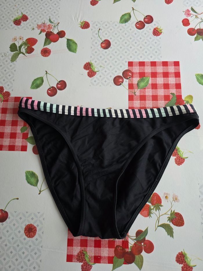 MAILLOT BAIN FEMME 2 PIÈCES NOIR /MULTICOLORE TAILLE 40 LE BAS ET LE HAUT TAILLE 90D MARQUE HECHTER - photo numéro 2