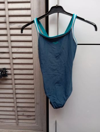 Maillot de bain 1 piece Arena 12-13 ans servi 3 ou 4 fois