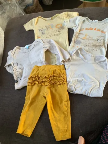 Lot 4 bodies et un legging 1 an