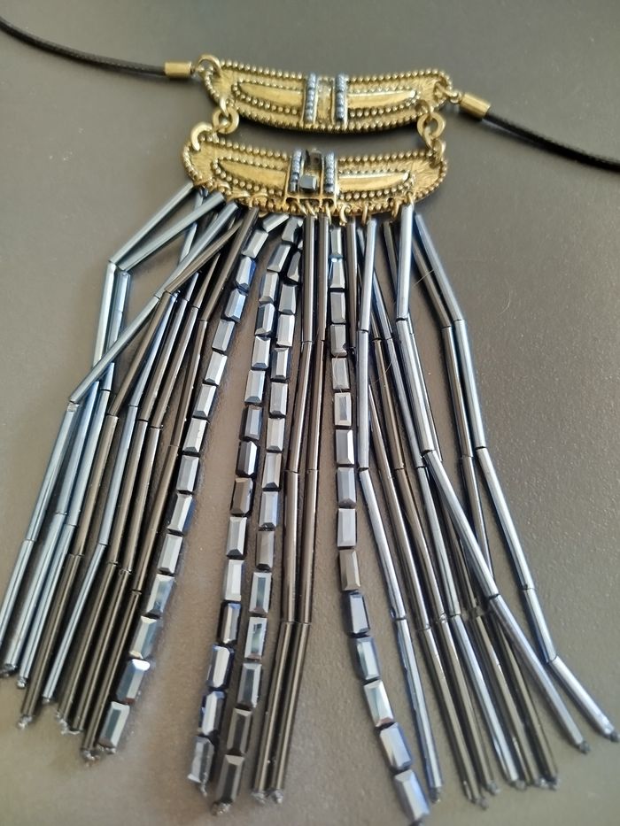 Collier pendentif noir et doré - photo numéro 2