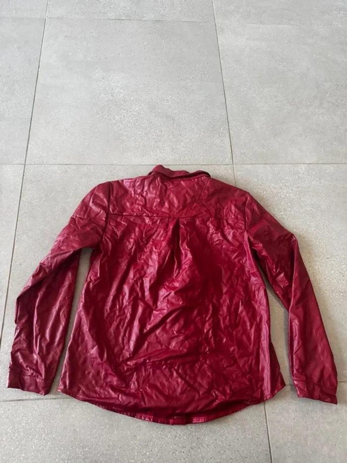 Veste chemise Garçonne rouge, taille S, bon état mais il y a une tâche - photo numéro 5