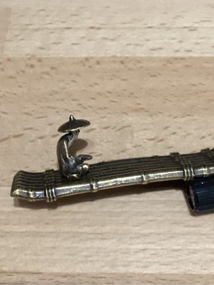 Porte encens vieux pêcheur chinois assis sur une jonque en bambou - photo numéro 3