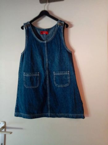 Jolie robe en jean bleu foncé.  10 ans