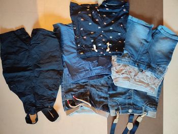 Lot 6 Shorts et une salopette