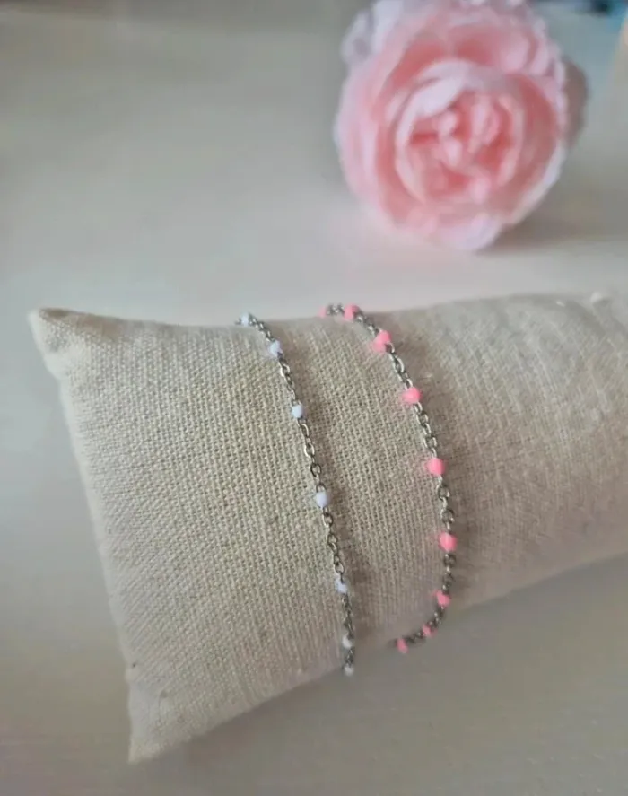 Lot de 2 bracelets argenté : rose et blanc
🌸 en acier inoxydable - photo numéro 4