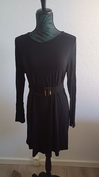 Robe noir avec ceinture 