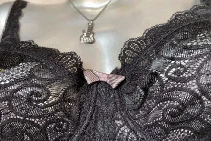 Dentelle noire très sexy - photo numéro 2