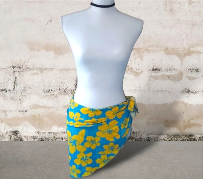 Joli paréo court imprimé fleurs tropicales bleu turquoise et jaune taille unique jusqu’au 40