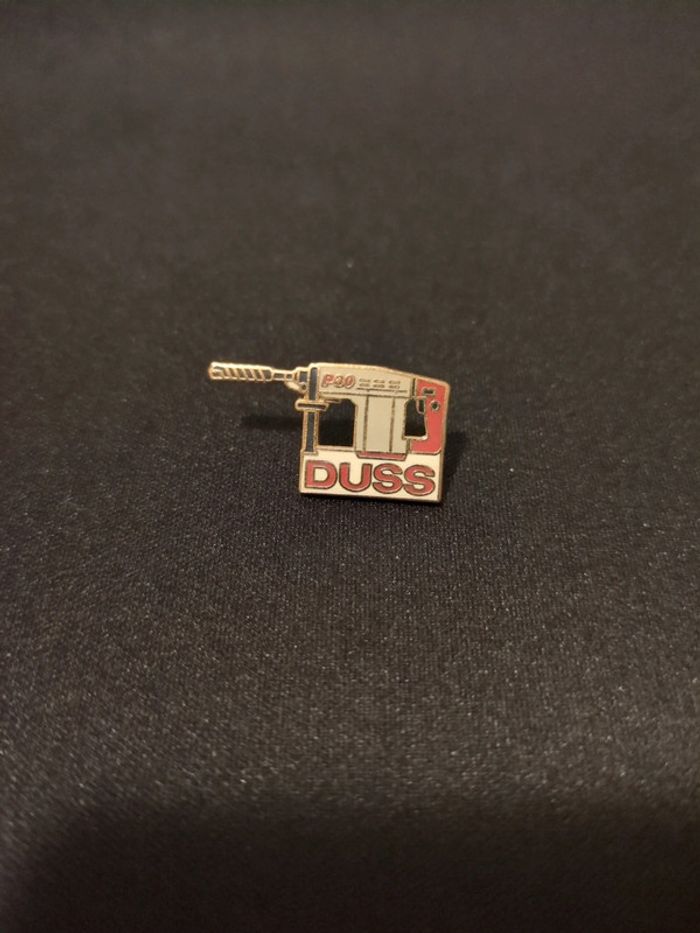 Pin's outil Marteau Perforateur Duss signé Alann Mark's