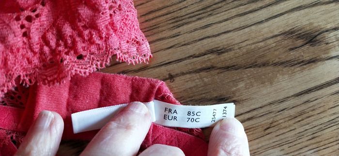 Soutien gorge rouge gorge - photo numéro 6
