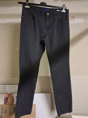 Pantalon gris, noir pour homme.