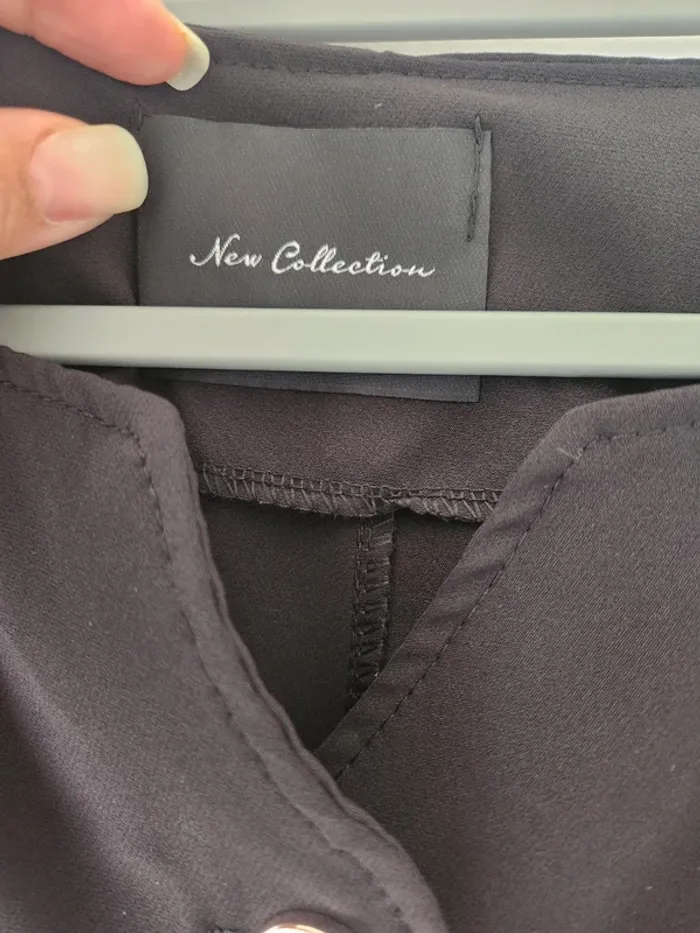 Robe noire élégante avec boutons dorés – Taille S - photo numéro 3