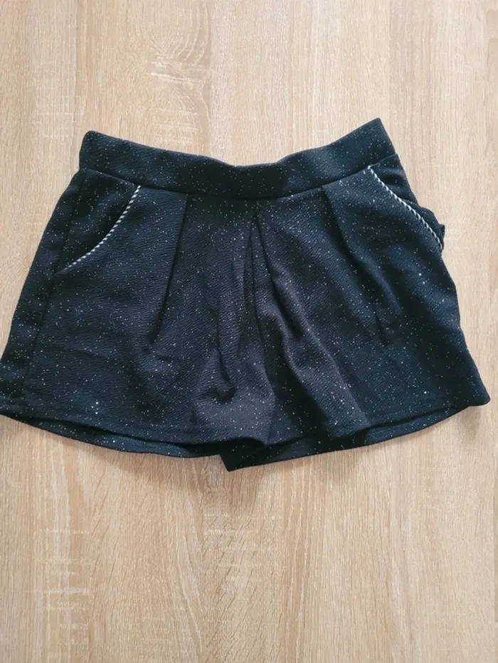 Short pailleté 8 ans neuf sans etiquette