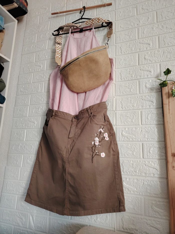 Ensemble jupe kaki, top rose et banane - photo numéro 5