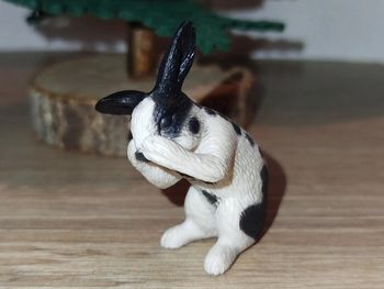 Figurine lapin noir et blanc Animal de la ferme