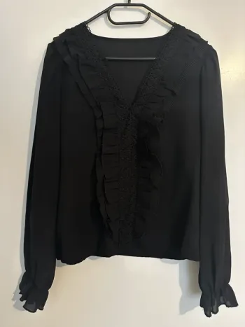 Blouse noire à volants