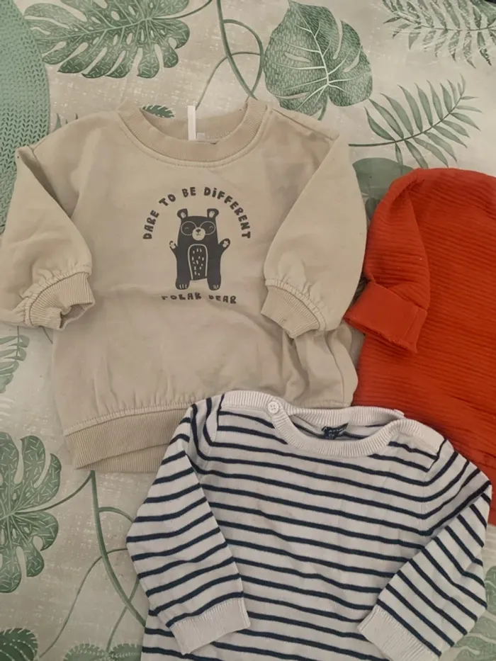 Lot de vêtements pulls 12 mois - photo numéro 2