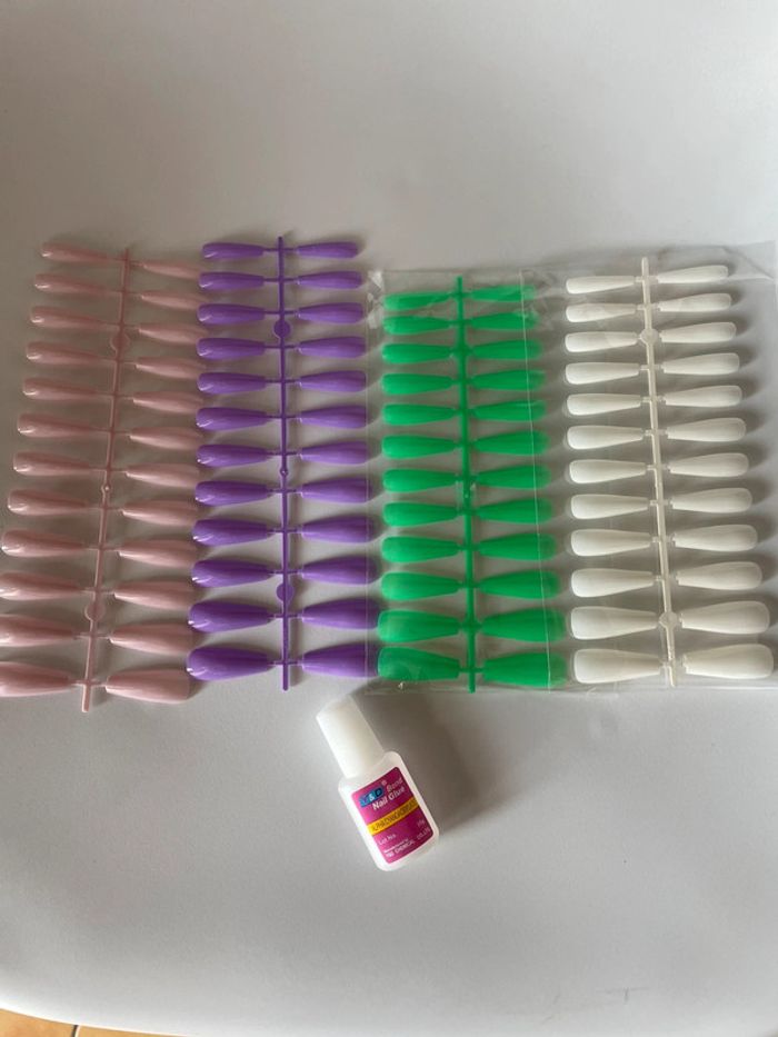 4x 24 faux ongles plusieurs couleurs + colle