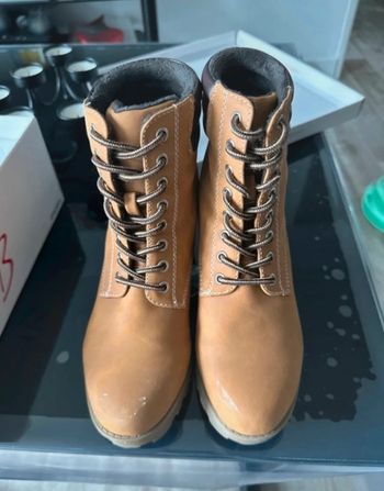 Paire de bottines à talon taille 37