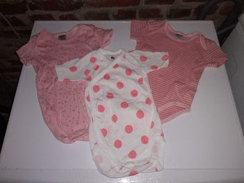 lot 3 bodys 3-6 mois rose
