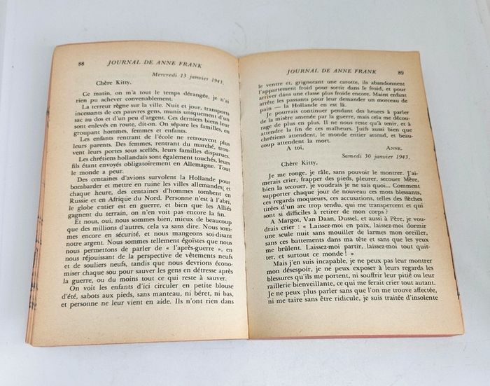 "Le journal de Anne Frank".
318 pages.
ISBN : 2.253.00127.9 - photo numéro 4