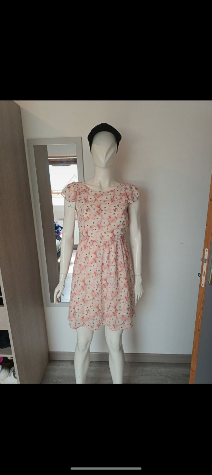 Robe à fleurs rose et blanche